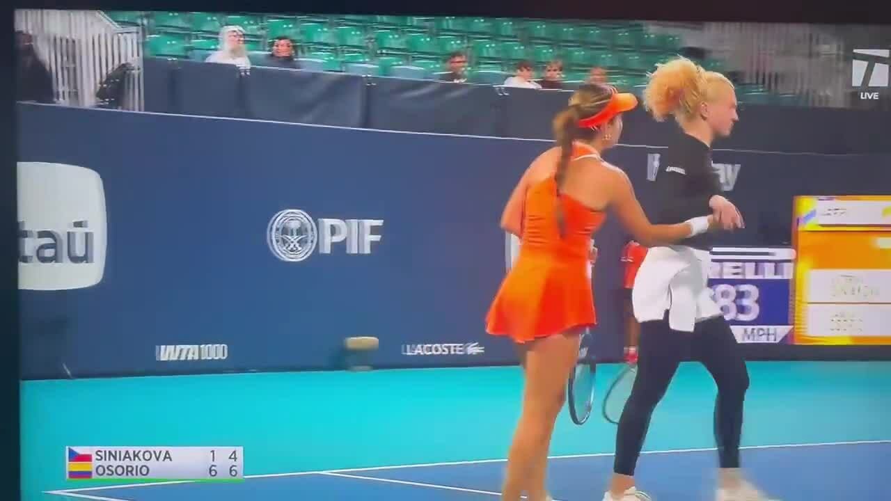 Có nên bỏ bắt tay trong quần vợt?