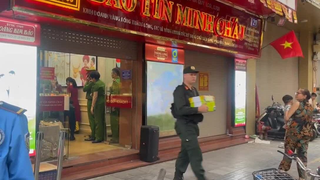 Công an xuất hiện tại các cửa hàng vàng Bảo Tín Minh Châu