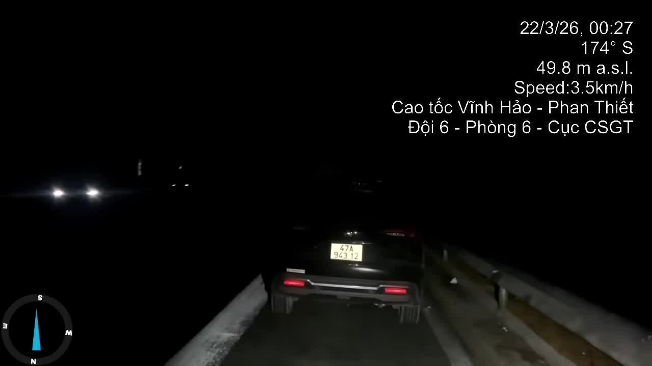 Đỗ xe ở làn khẩn cấp, tài xế ngủ trong đêm