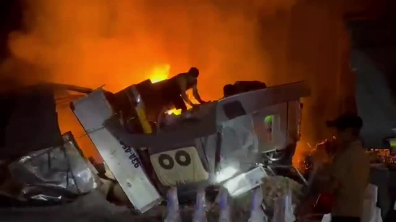 Xe ben và ôtô đầu kéo chở hạt điều bốc cháy sau va chạm