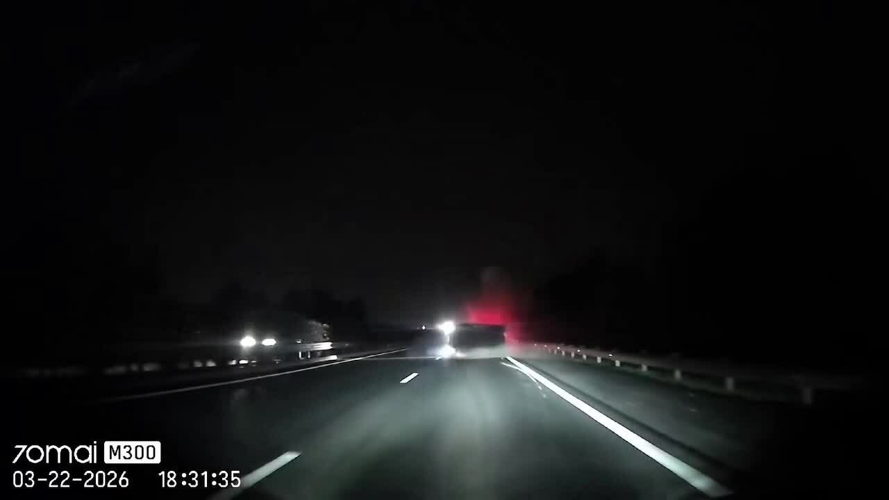 Xe tải nổ lốp lật ngang trên cao tốc