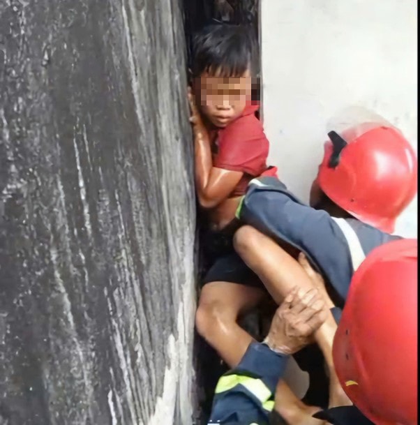 Giải cứu thành công bé trai 9 tuổi bị mắc kẹt giữa hai bức tường nhà - Ảnh 1.