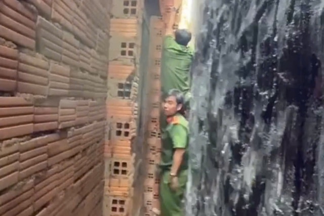 Giải cứu thành công bé trai 9 tuổi bị mắc kẹt giữa hai bức tường nhà - Ảnh 2.
