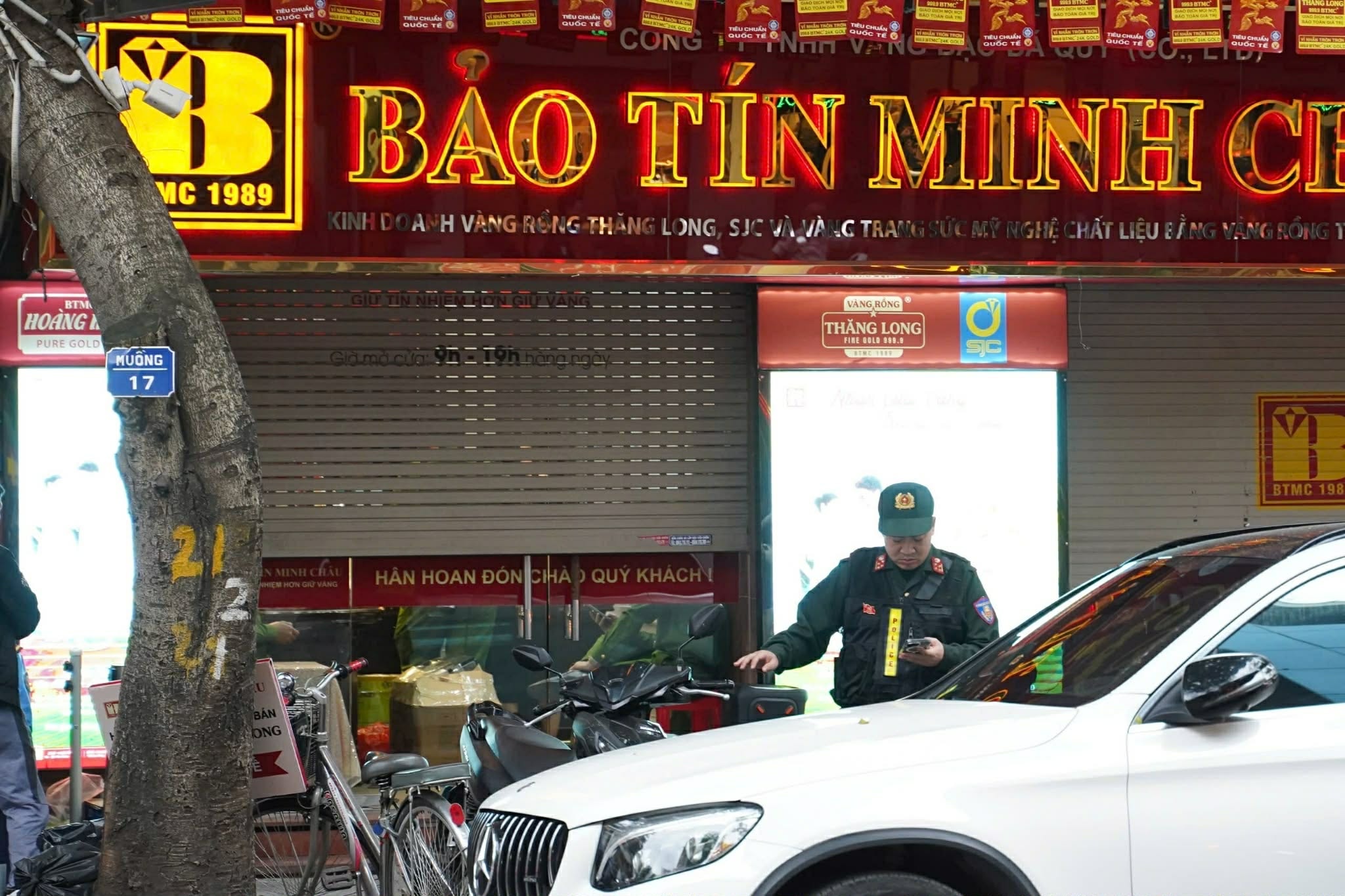 Cửa hàng vàng của Bảo Tín Minh Châu đột ngột đóng cửa, lực lượng chức năng xuất hiện - Ảnh 2.