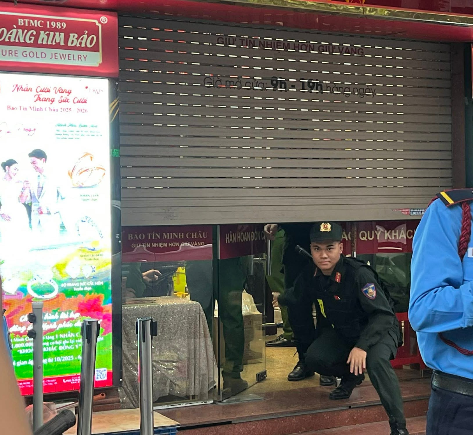Cửa hàng vàng của Bảo Tín Minh Châu đột ngột đóng cửa, lực lượng chức năng xuất hiện - Ảnh 4.