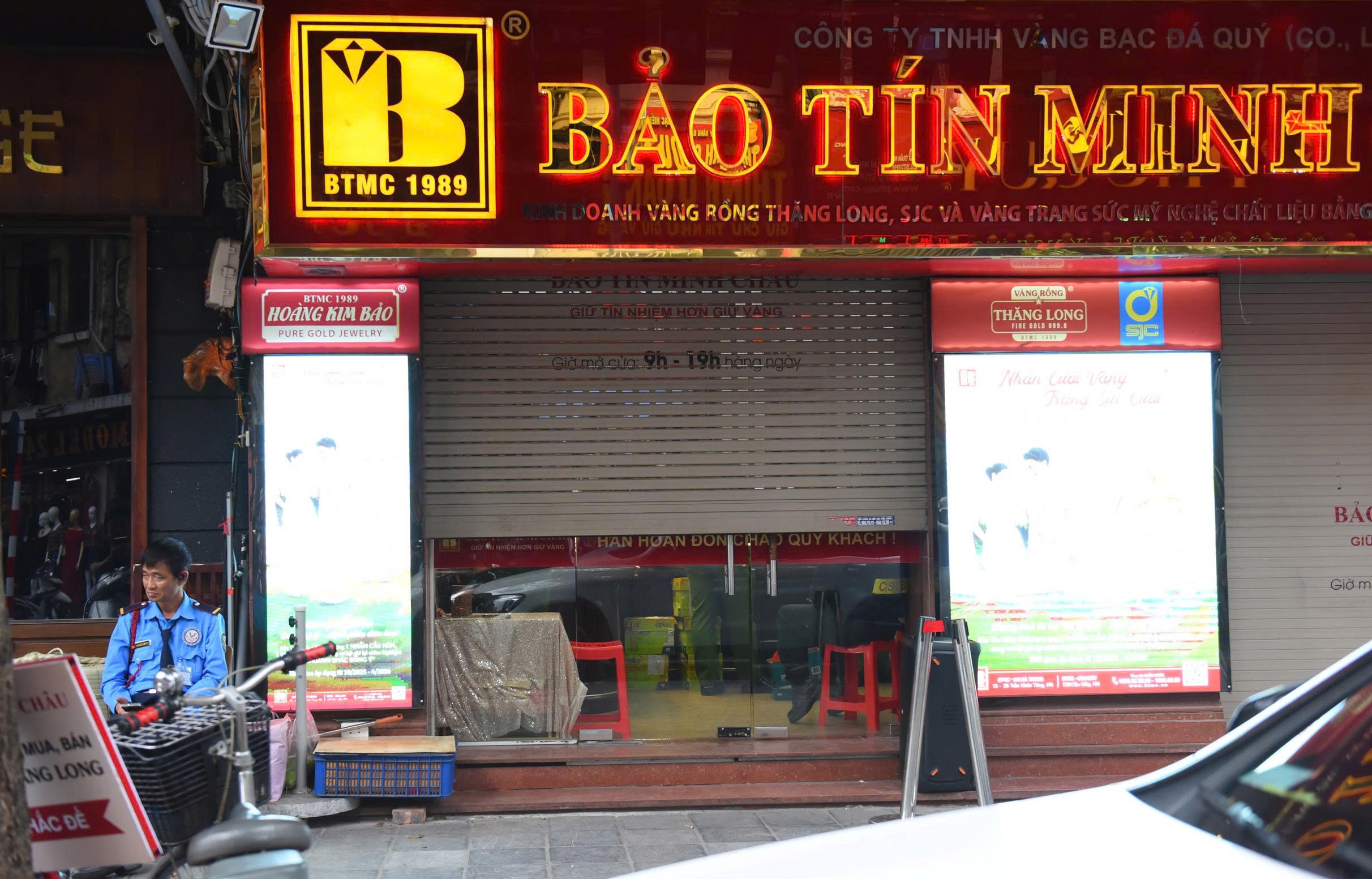 Cửa hàng vàng của Bảo Tín Minh Châu đột ngột đóng cửa, lực lượng chức năng xuất hiện - Ảnh 3.