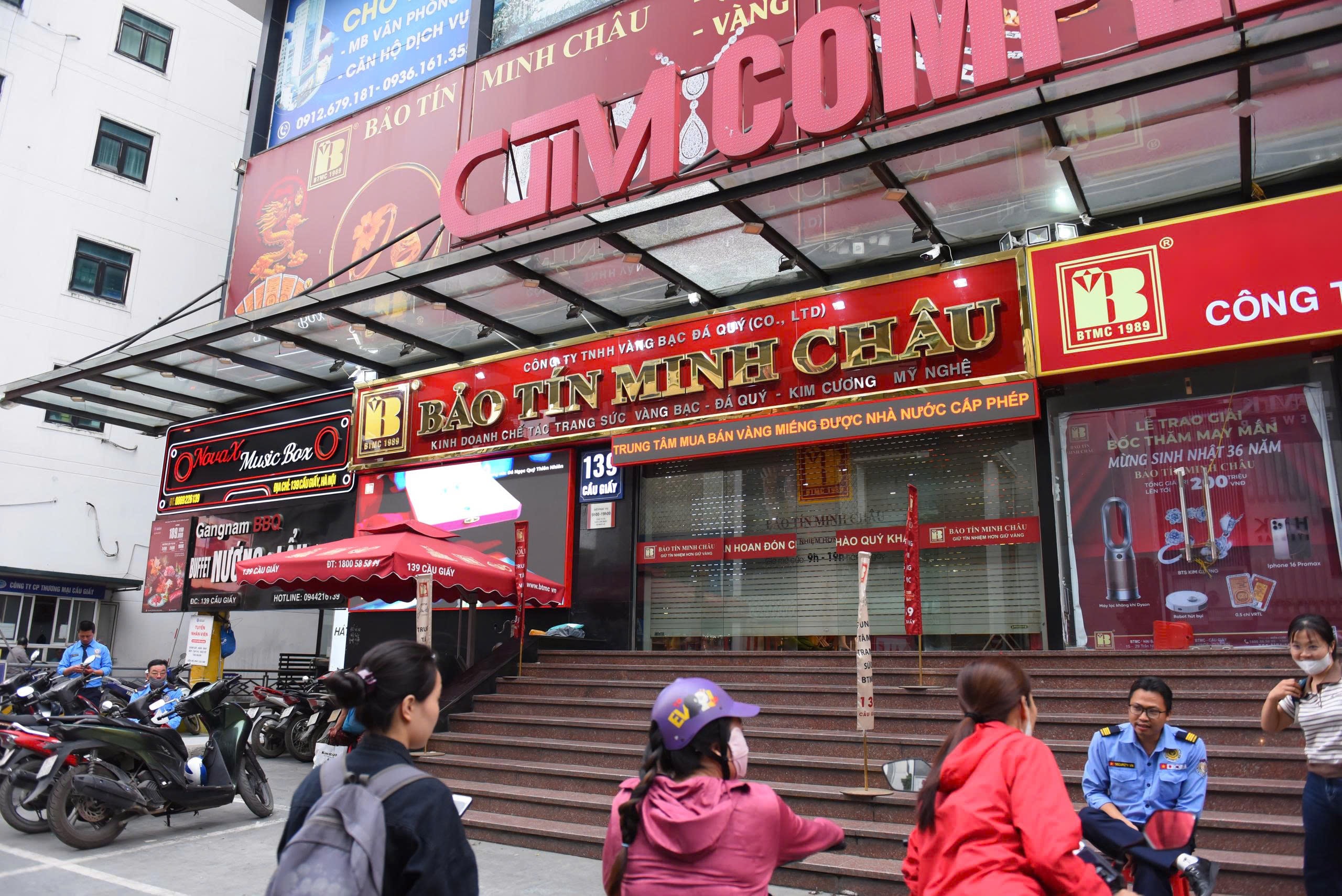Cửa hàng vàng của Bảo Tín Minh Châu đột ngột đóng cửa, lực lượng chức năng xuất hiện - Ảnh 5.