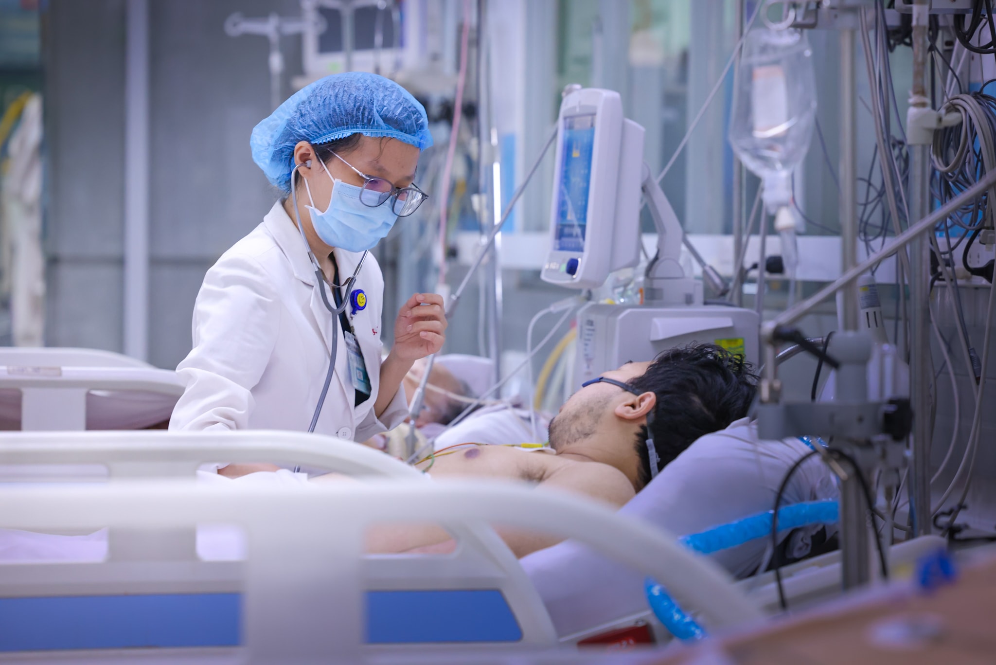 Sốc sốt xuất huyết, xuất huyết nặng, suy đa tạng (tim, gan, thận...) là những biến chứng nguy hiểm do sốt xuất huyết Dengue có thể gây ra.