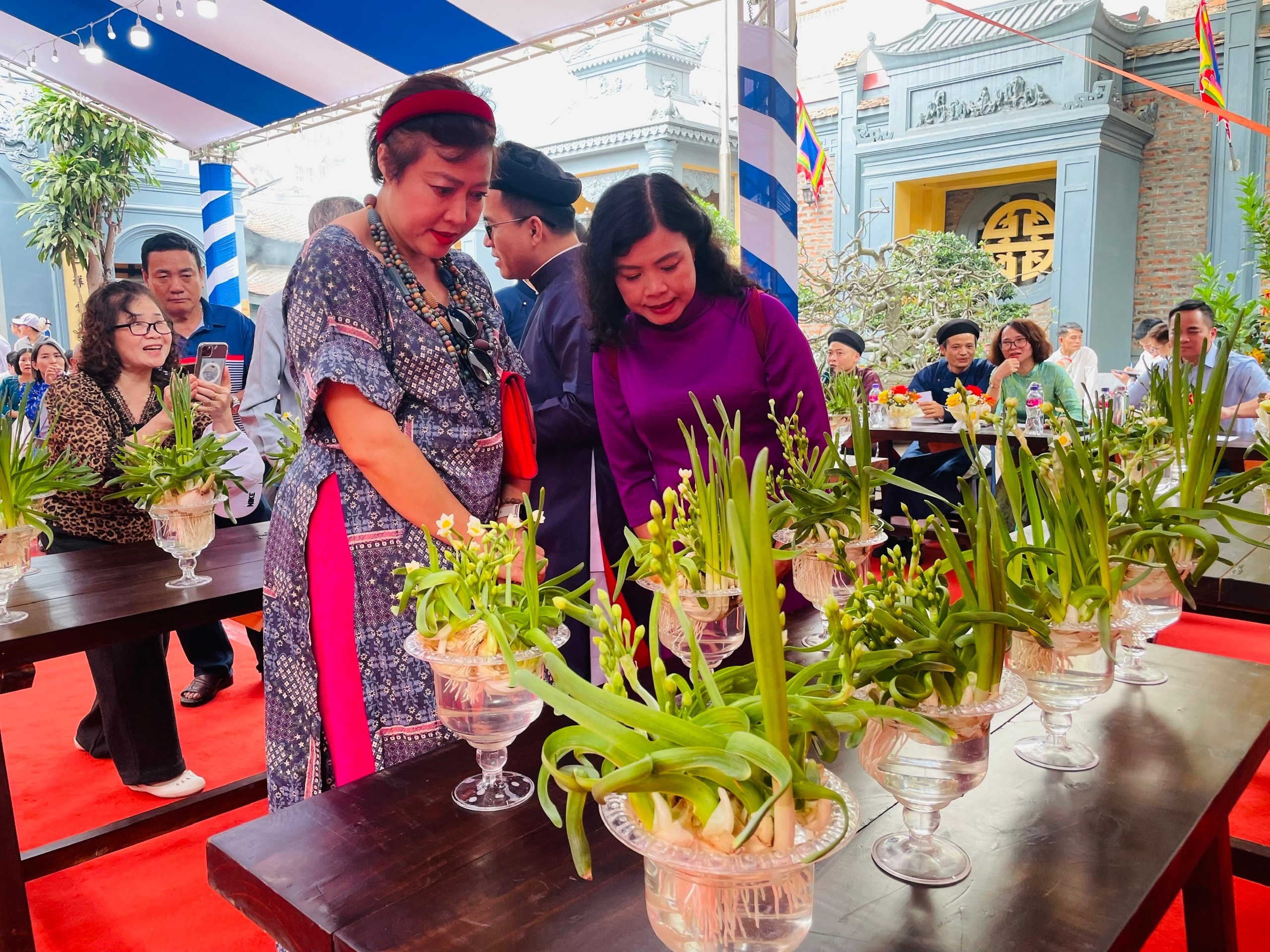 Độc đáo hội thi hoa Thủy tiên trong lễ hội Thánh Mẫu Lê Chân- Ảnh 4. Độc đáo hội thi hoa Thủy tiên trong lễ hội Thánh Mẫu Lê Chân- Ảnh 4.