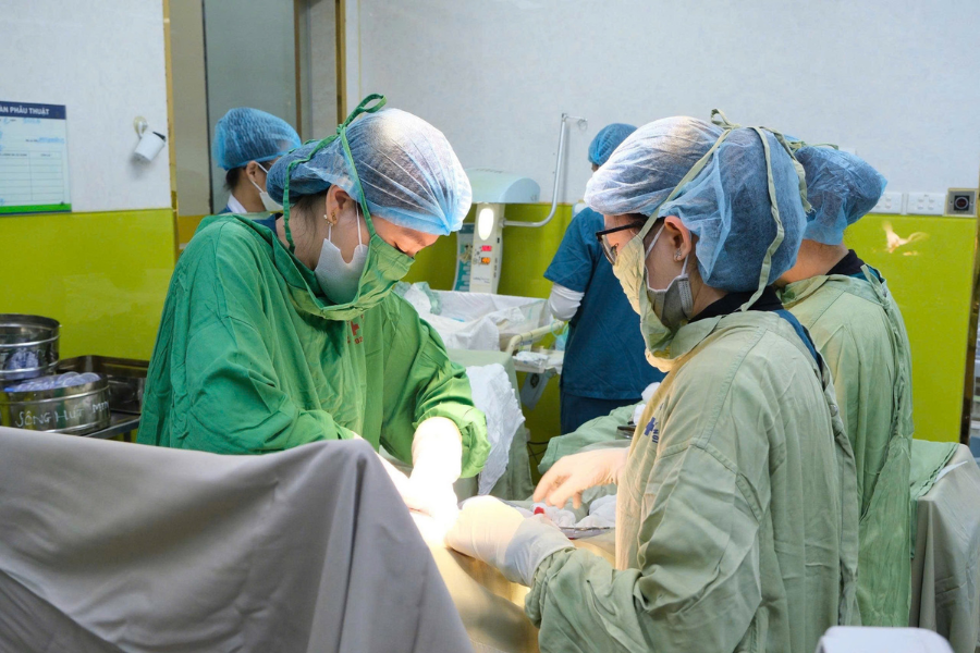 cac-bac-si-da-quyet-dinh-thuc-hien-can-thiep-noi-soi-de-ngat-nguon-nuoi-duong-cua-khoi-thai-khong-tim.png