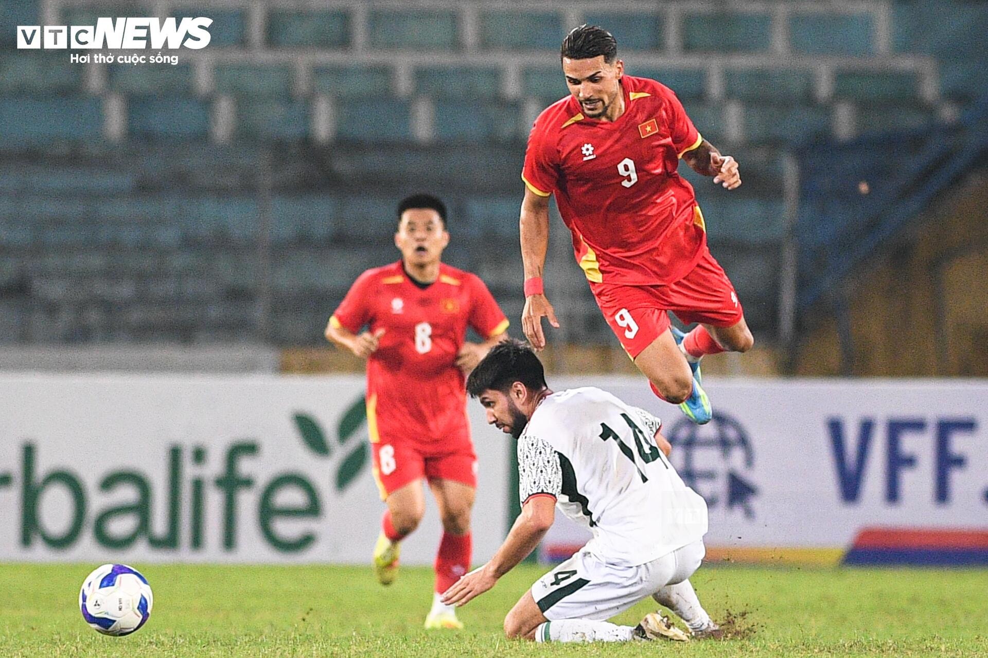 Ra mắt tuyển Việt Nam, Đỗ Hoàng Hên chơi bùng nổ trước Bangladesh - 2