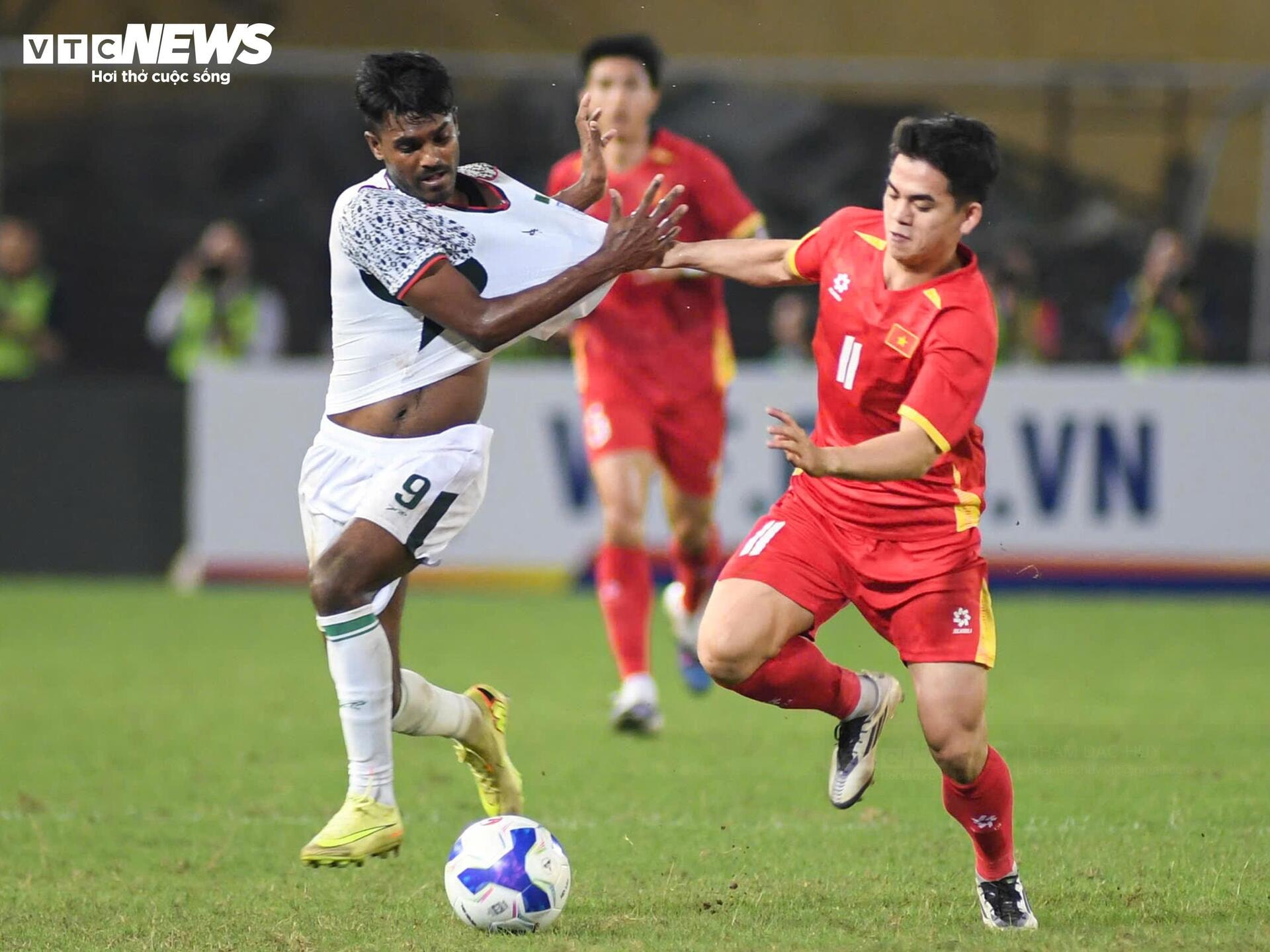 Ra mắt tuyển Việt Nam, Đỗ Hoàng Hên chơi bùng nổ trước Bangladesh - 12