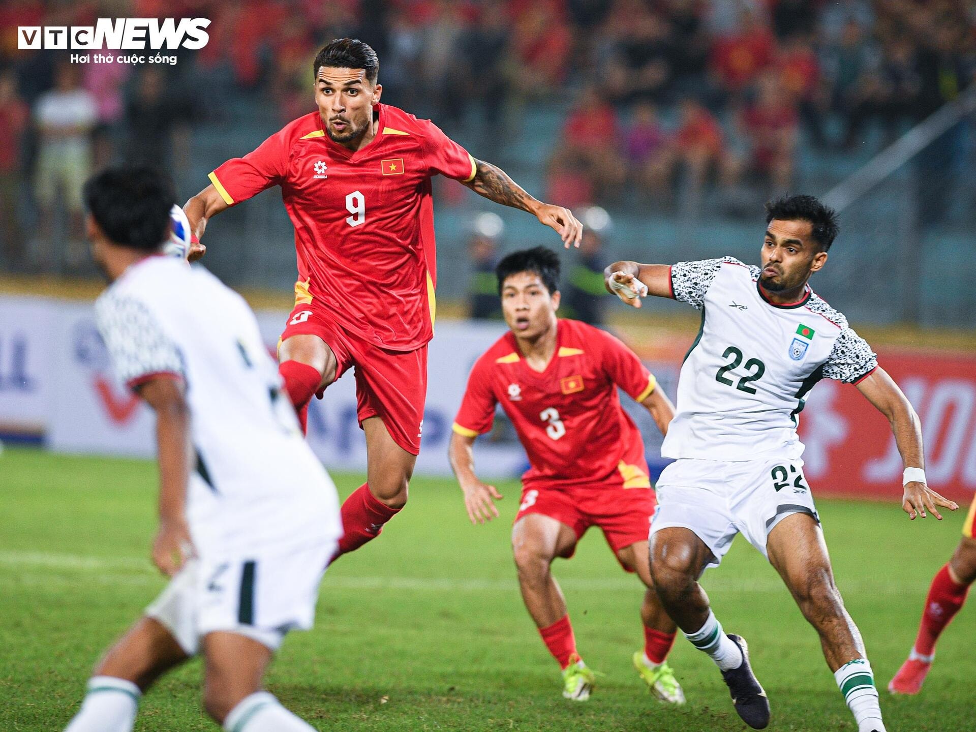 Ra mắt tuyển Việt Nam, Đỗ Hoàng Hên chơi bùng nổ trước Bangladesh - 3