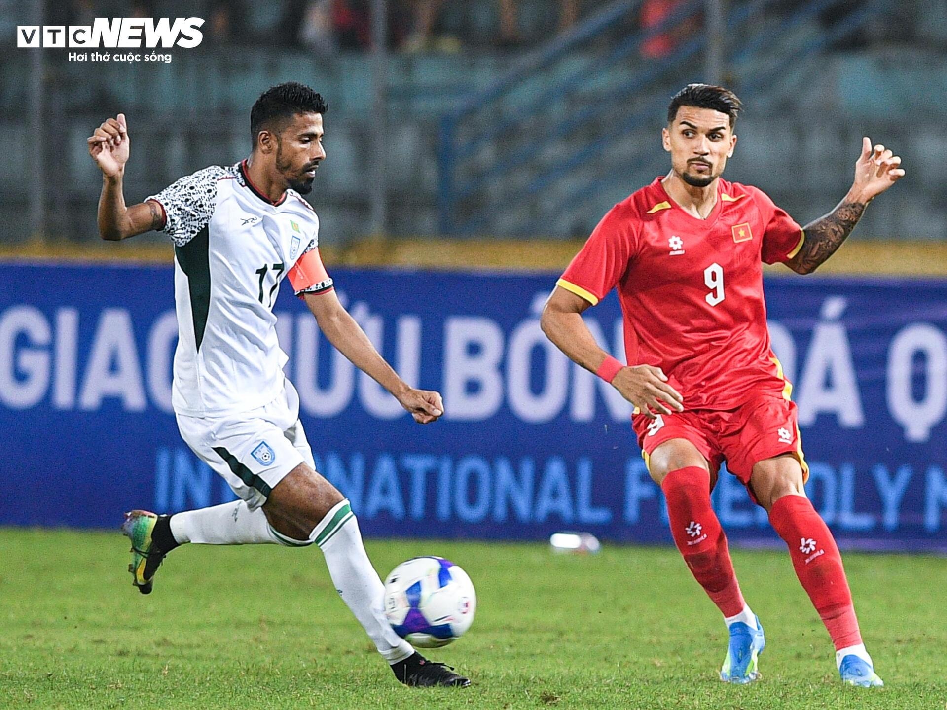 Ra mắt tuyển Việt Nam, Đỗ Hoàng Hên chơi bùng nổ trước Bangladesh - 4