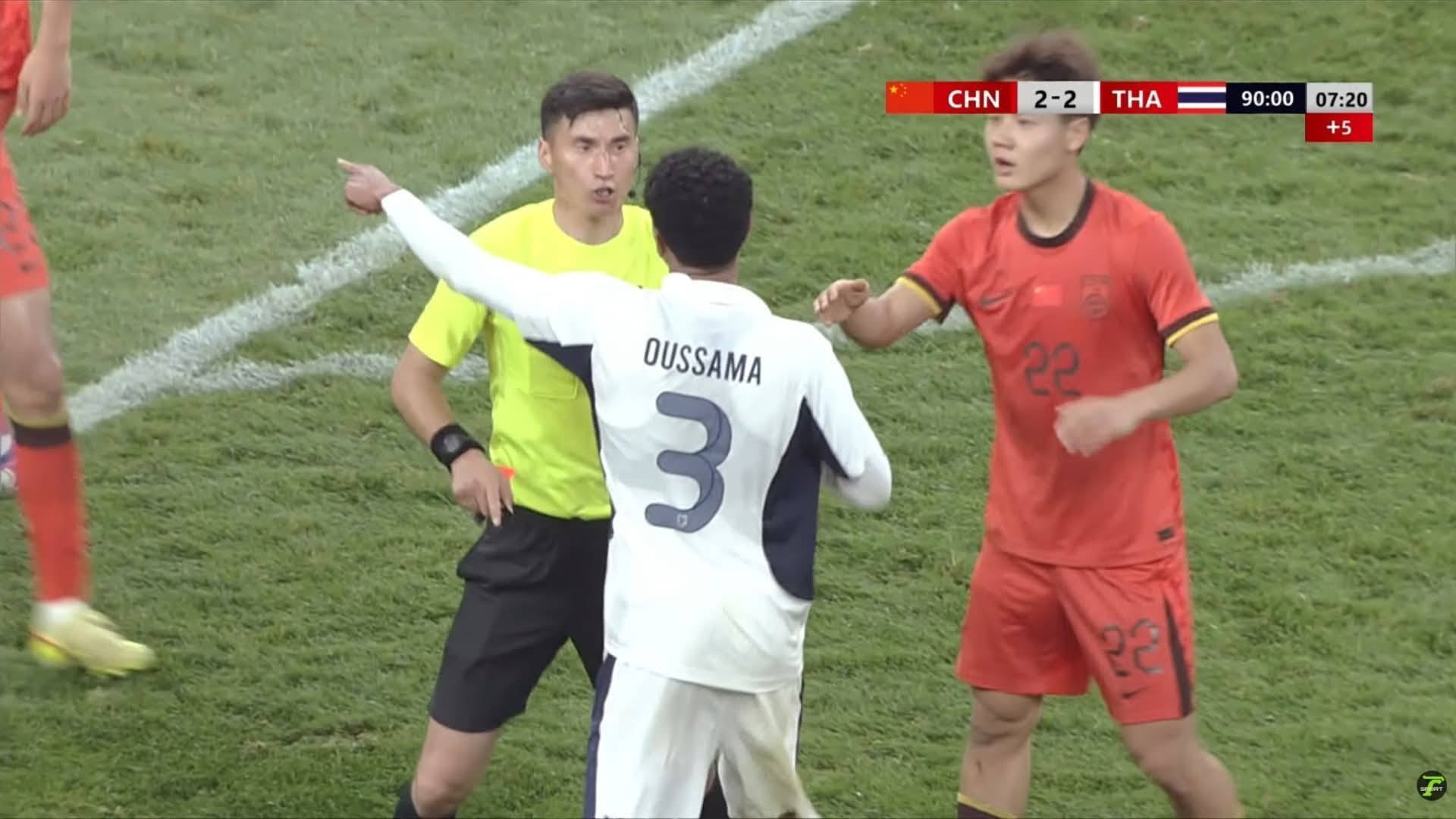 Oussama Thiangkham bị trọng tài truất quyền thi đấu