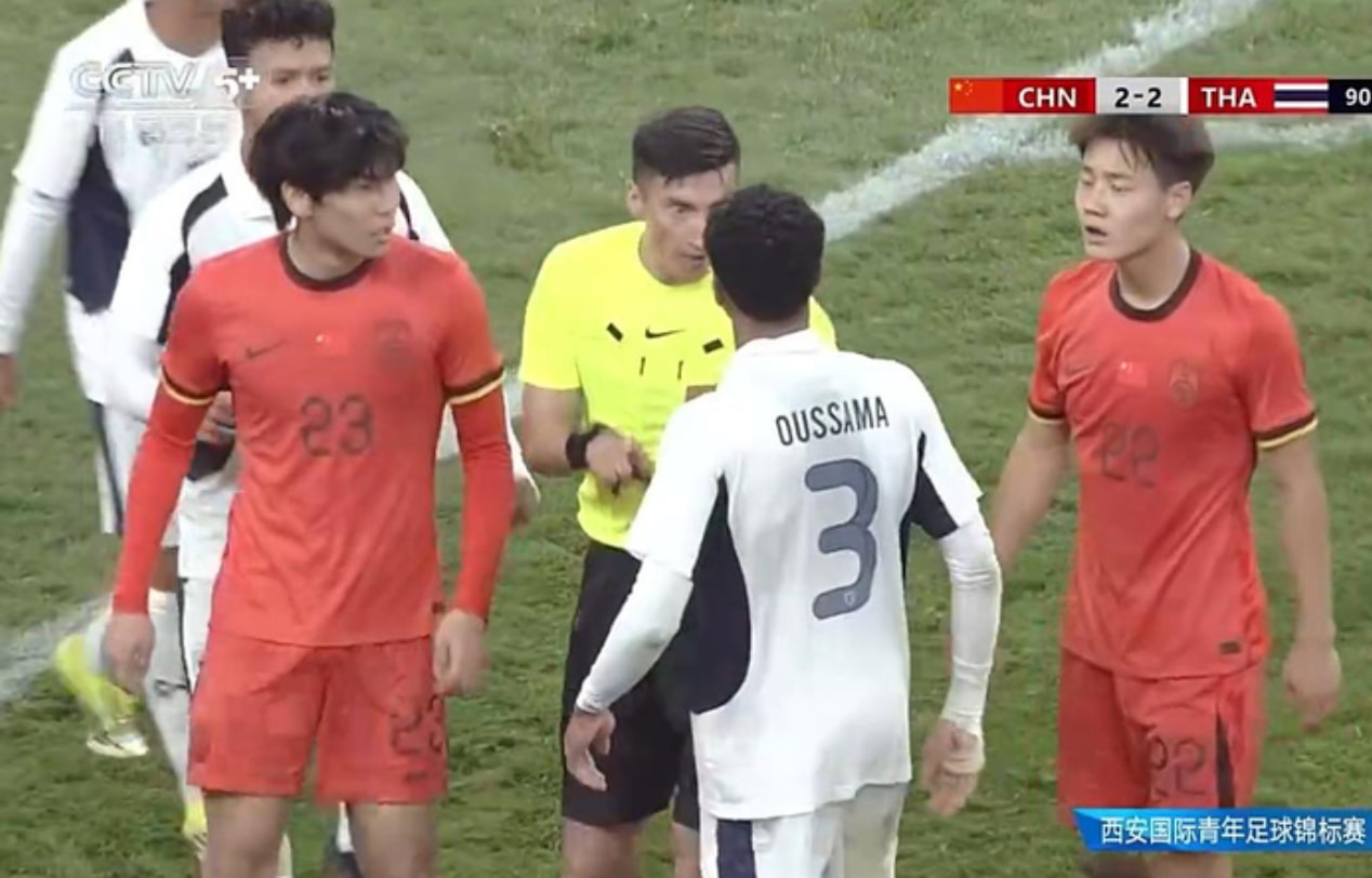 Tranh cãi nổ ra khi trọng tài truất quyền thi đấu của Xuan Zhijian bên phía Trung Quốc và Oussama Thiangkham của Thái Lan.