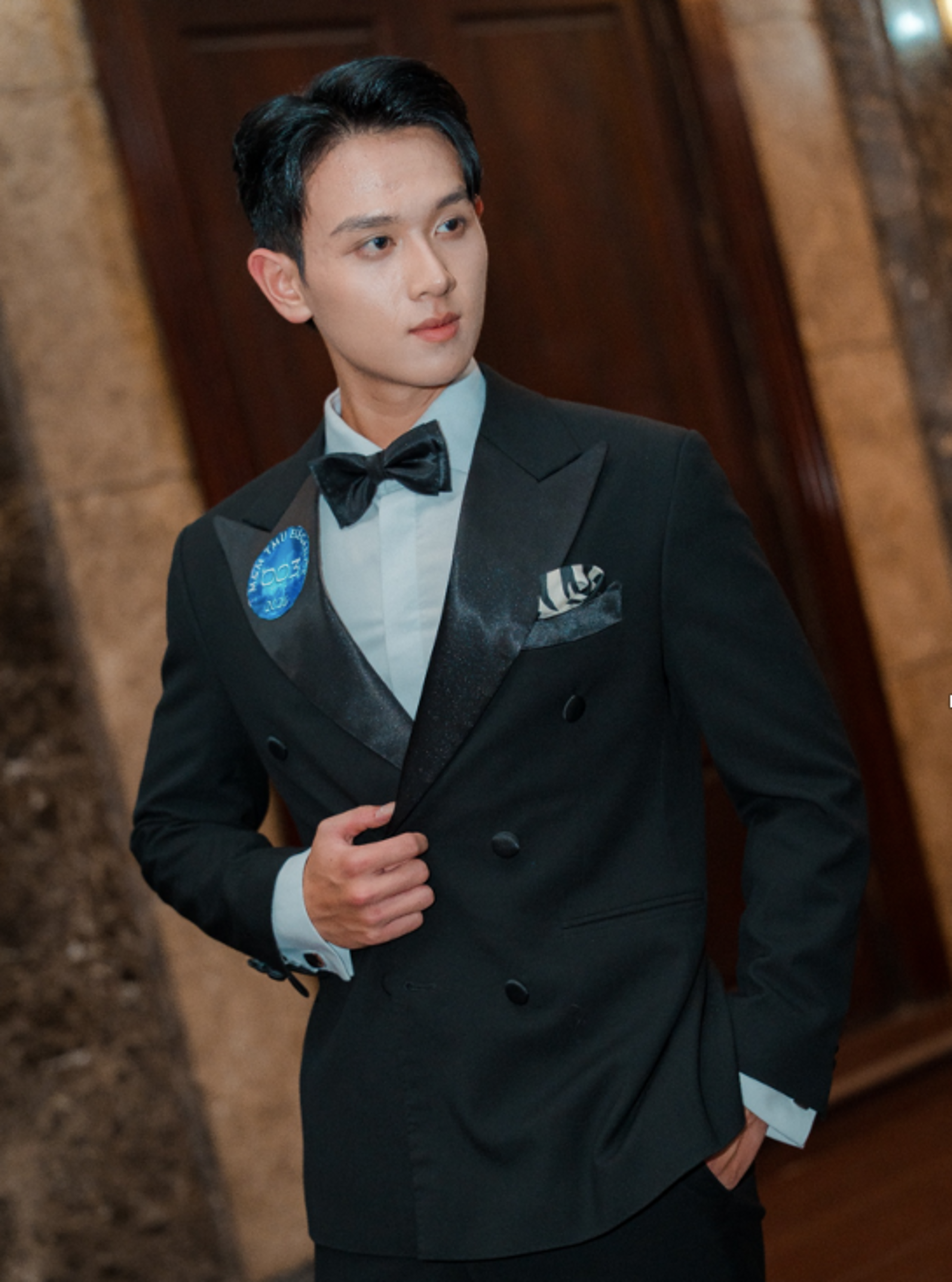 Tân nam vương sở hữu ngoại hình điển trai, ứng xử ấn tượng.