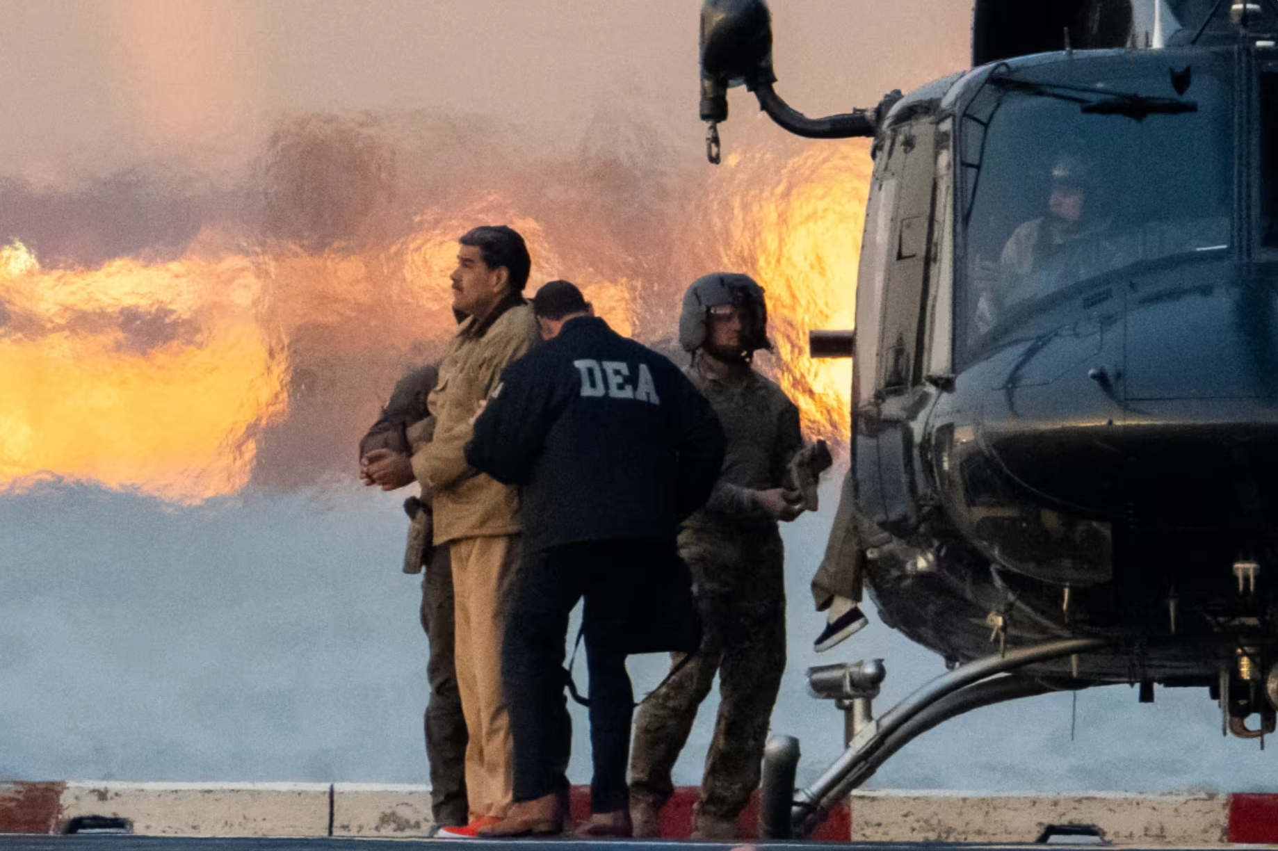 Đặc vụ liên bang đang hộ tống cựu Tổng thống Venezuela Nicolas Maduro. (Ảnh: Reuters)