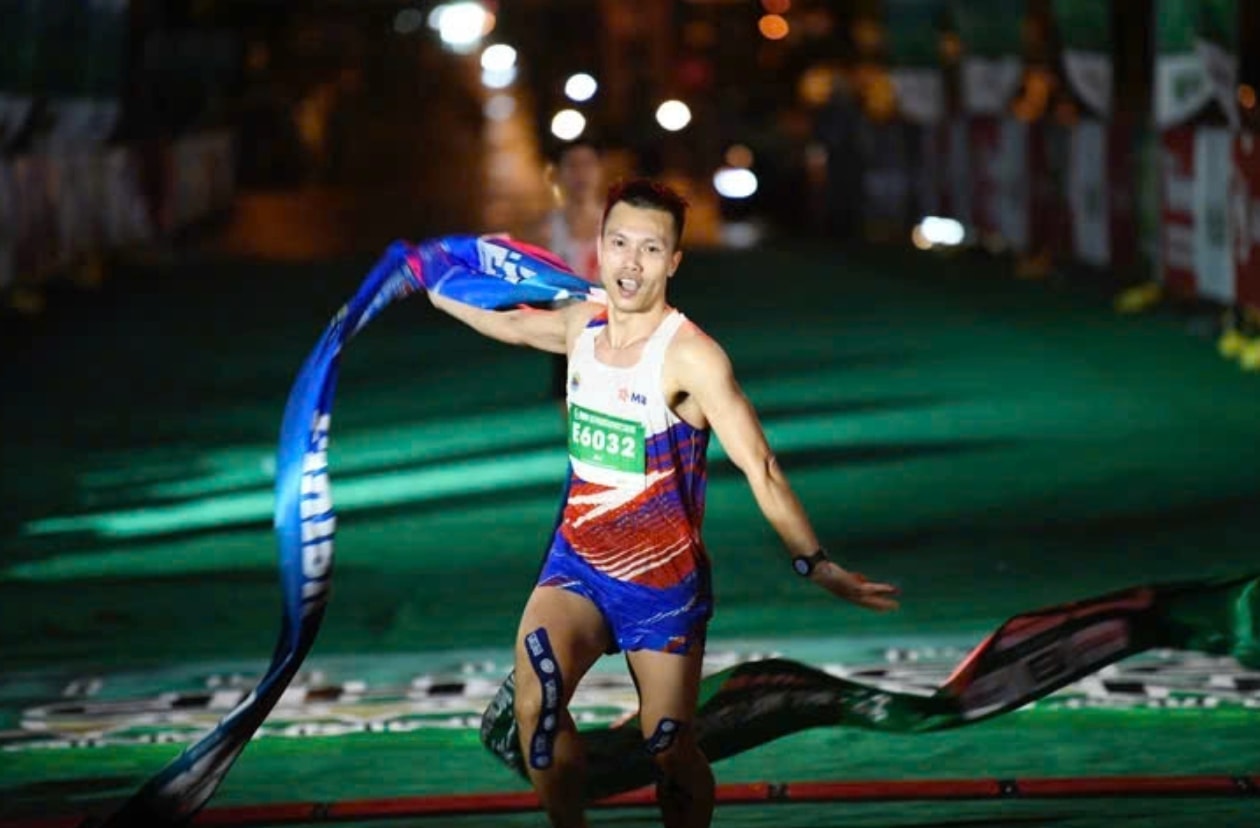 Vận động viên Đỗ Quốc Luật vô địch cự ly 10km tại Giải vô địch quốc gia Tiền Phong Marathon 2025. (Nguồn: TTO)