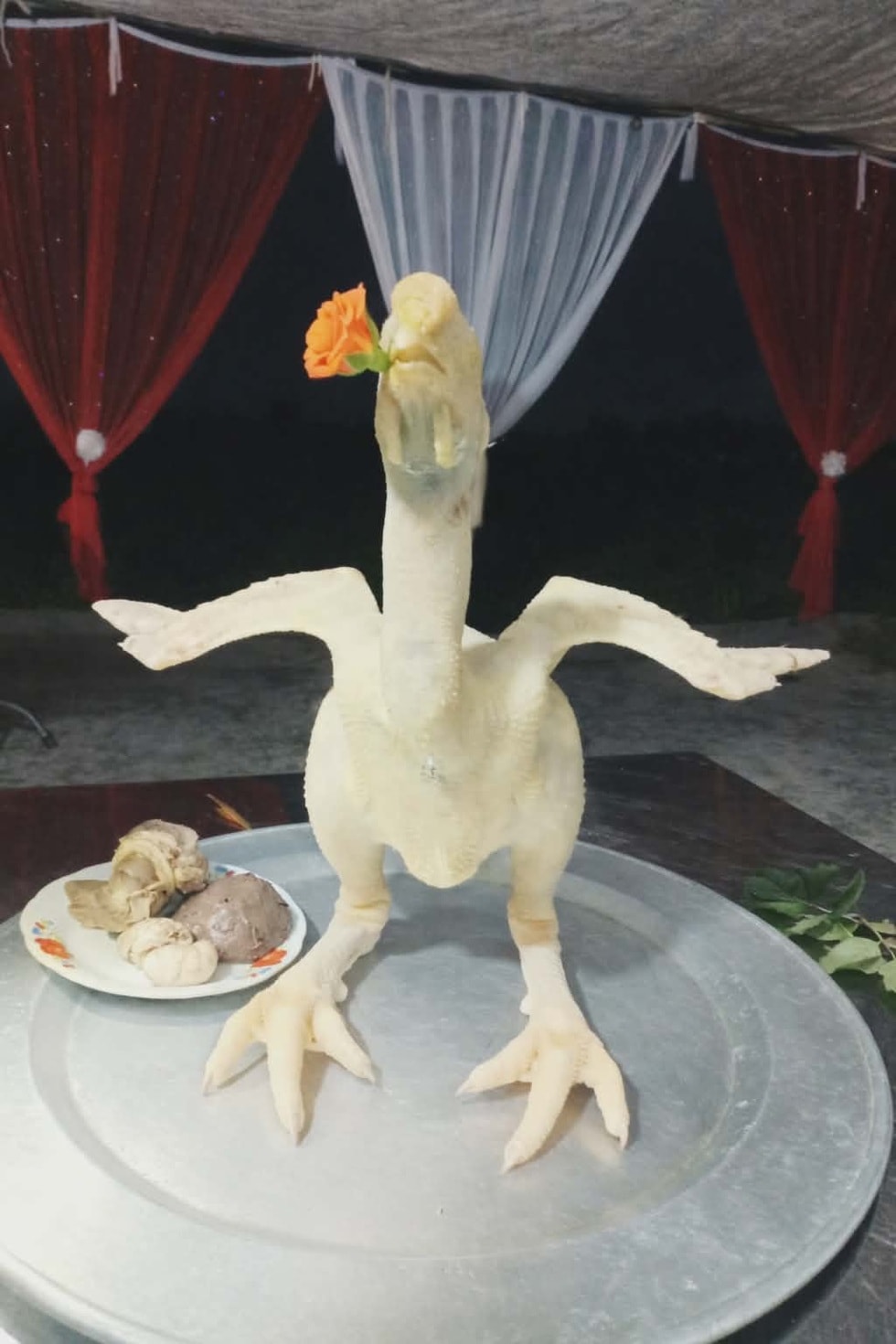 Đặc sản gà luộc lạ mắt làm 12 tiếng ở Bắc Ninh, đứng xoè cánh như còn sống - 3