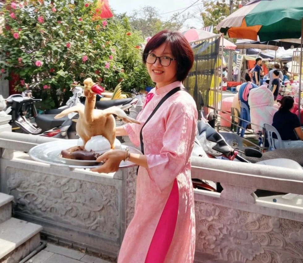 Đặc sản gà luộc lạ mắt làm 12 tiếng ở Bắc Ninh, đứng xoè cánh như còn sống - 1