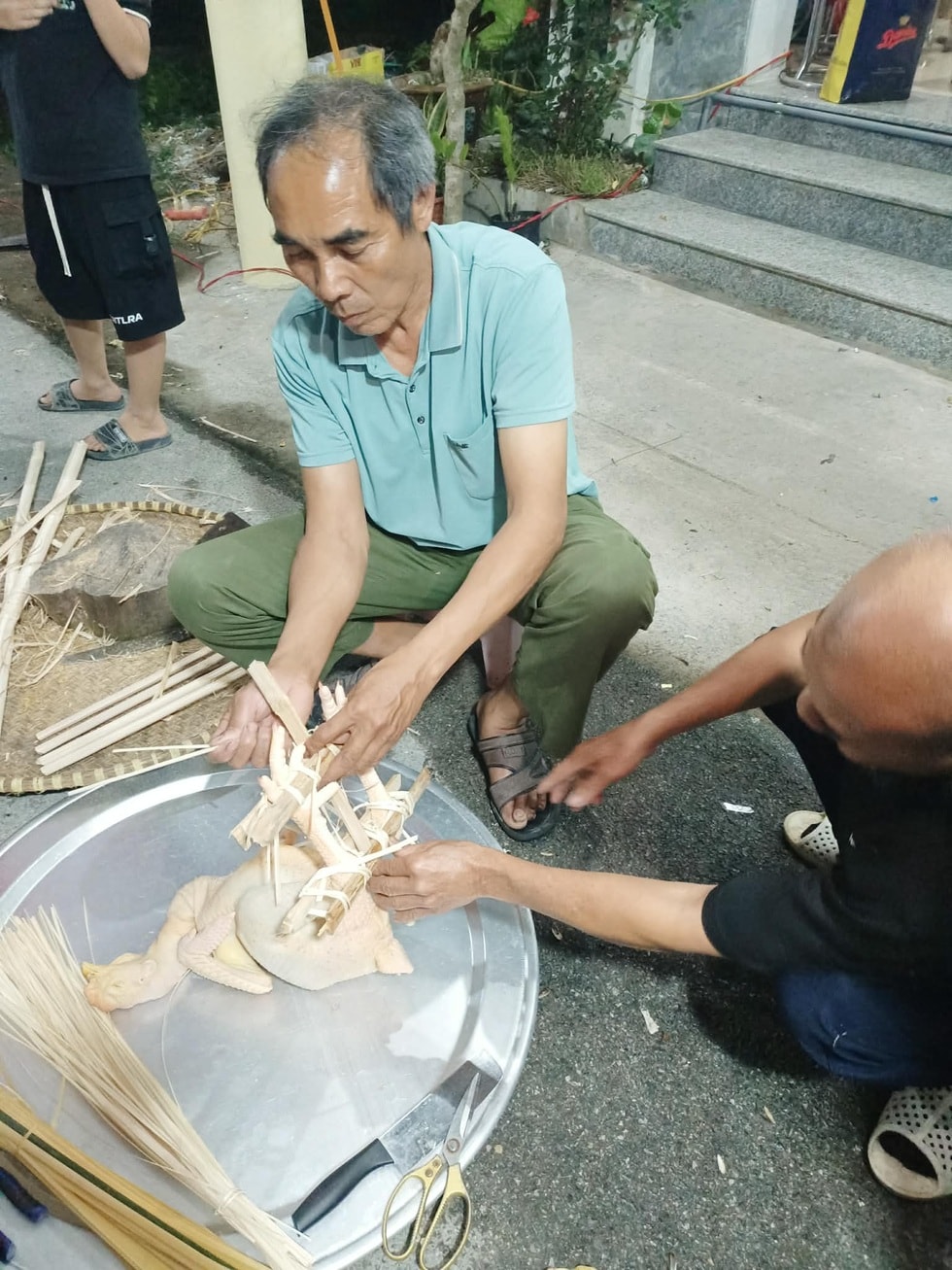 Đặc sản gà luộc lạ mắt làm 12 tiếng ở Bắc Ninh, đứng xoè cánh như còn sống - 2