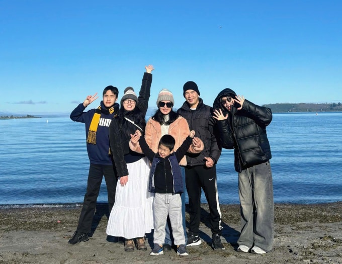 Vợ chồng chị Thúy Hằng và các con ở, tháng 1/2026. Ảnh: Gia đình cung cấp