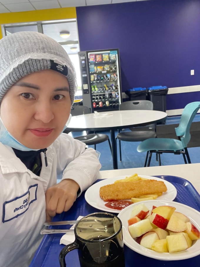 Chị Thúy Hằng, 44 tuổi ăn bữa trưa ở công ty tại thành phố Auckland, vào tháng 1/2026. Ảnh: Nhân vật cung cấp