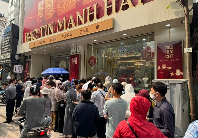 Dòng người xếp hàng tại cửa hàng Bảo Tín Mạnh Hải trên đường Cầu Giấy sáng 26/3. Ảnh: Anh Tú
