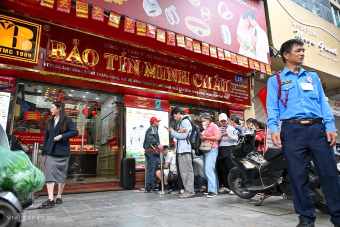 Hàng dài xếp hàng chờ trước giờ Bảo Tín Minh Châu mở cửa bán trở lại vào trưa 26/3. Ảnh: Giang Huy