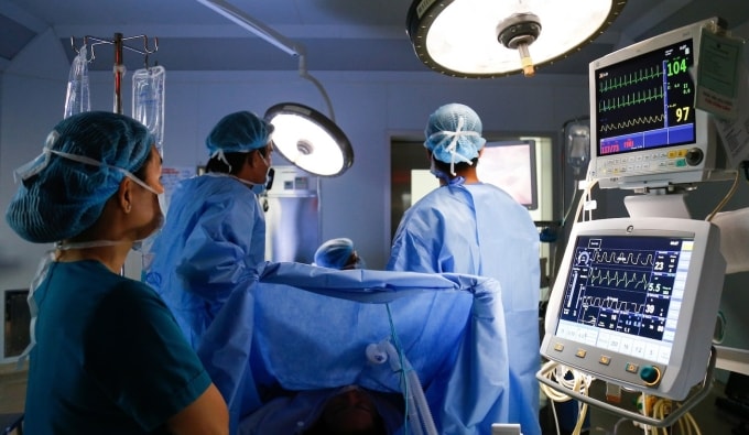 Bác sĩ phẫu thuật cho bệnh nhân. Ảnh: Bệnh viện cung cấp