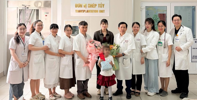 Cô bé 11 tuổi chụp ảnh kỷ niệm cùng các bác sĩ. Ảnh: Bệnh viện Trung ương Huế