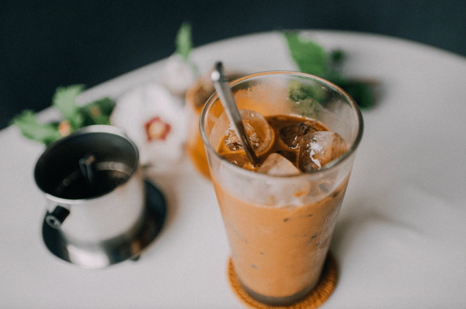 Cà phê nhiều đường và sữa không tốt cho sức khỏe tim mạch. Ảnh: Mina