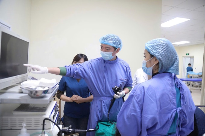 Các bác sĩ nội soi tầm soát phát hiện sớm, chẩn đoán ung thư đường tiêu hóa cho bệnh nhân. Ảnh: Hà Trần