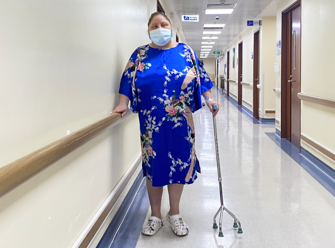 Bà Liudmila tập đi lại trước khi xuất viện. Ảnh: Bệnh viện Đa khoa Tâm Anh