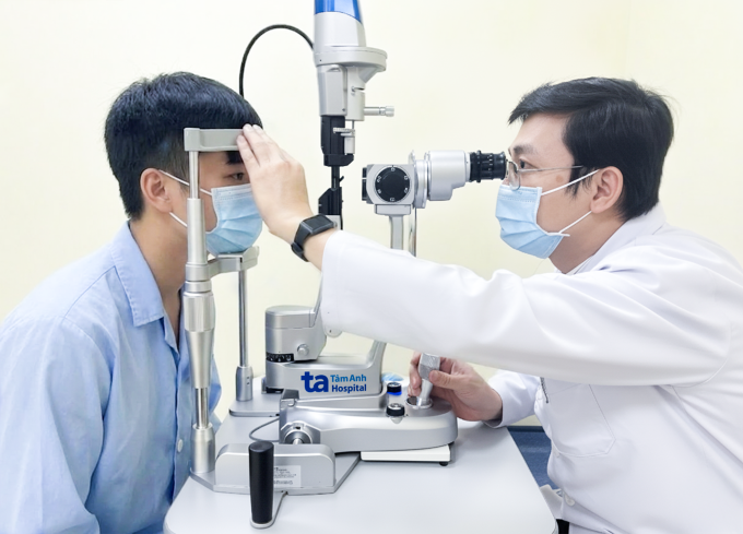 Bác sĩ Tùng khám mắt cho anh Hòa. Ảnh: Bệnh viện Đa khoa Tâm Anh