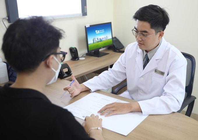 Bác sĩ Thái đang thăm khám cho người bệnh. Ảnh: Bệnh viện Đa khoa Tâm Anh