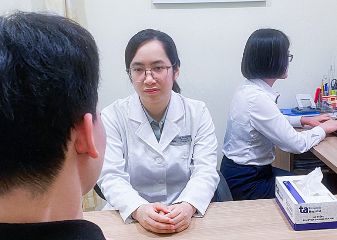 Bác sĩ Quỳnh tư vấn cho người bệnh. Ảnh: Phòng khám Đa khoa Tâm Anh Cầu Giấy