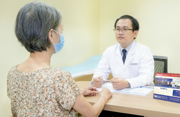 Bác Tân thăm khám, tư vấn điều trị cho bà Mỹ. Ảnh: Bệnh viện Đa khoa Tâm Anh