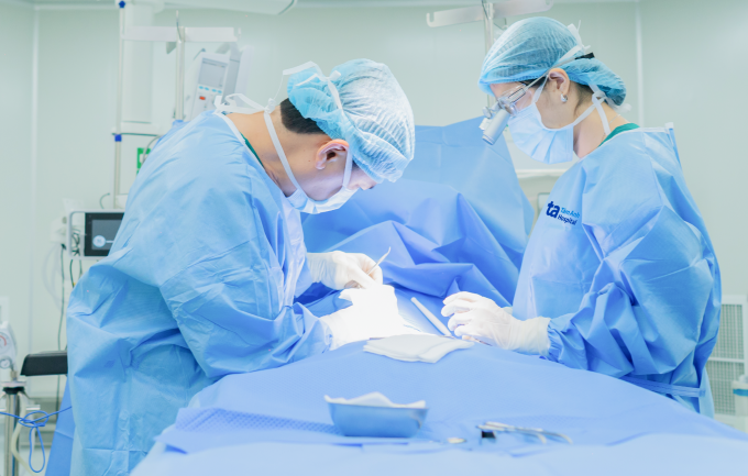 BS.CKII Nguyễn Đức Tuấn, Trưởng khoa Ngoại Nhi, cùng êkíp phẫu thuật cắt bao quy đầu cho trẻ. Ảnh: Bệnh viện Đa khoa Tâm Anh