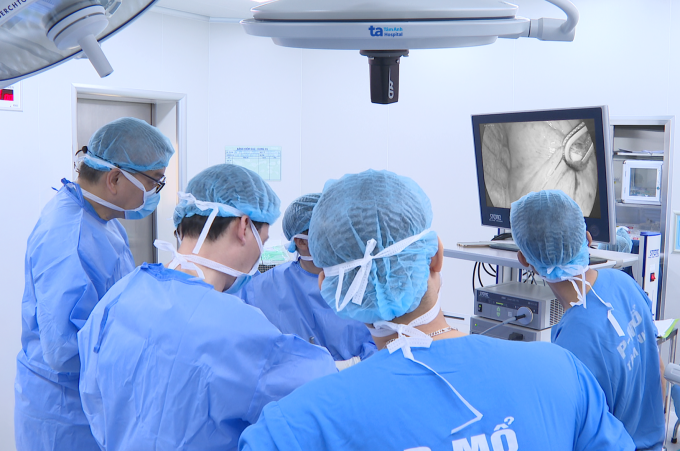 Êkíp phẫu thuật tiếp cận phần nhu mô phổi chứa tổn thương. Ảnh: Bệnh viện Đa khoa Tâm Anh