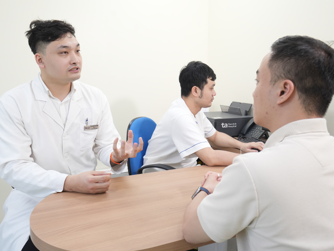 Bác sĩ Trung đang tư vấn cho bệnh nhân về các dấu hiệu khi viêm họng. Ảnh minh họa: Bệnh viện Đa khoa Tâm Anh