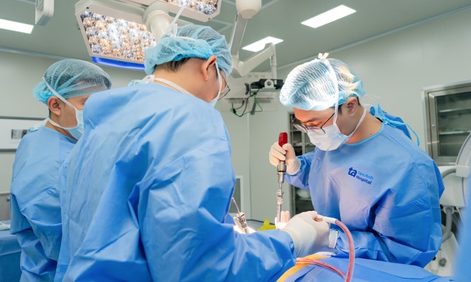 Bác sĩ Thắng (phải) làm cứng cột sống cho bà Liudmila. Ảnh: Bệnh viện Đa khoa Tâm Anh