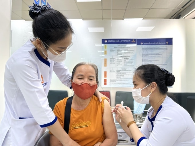Người lớn tuổi tiêm vaccine viêm gan B khi trong gia đình đang có người mắc bệnh tại Hệ thống Tiêm chủng VNVC. Ảnh: Diệu Thuần