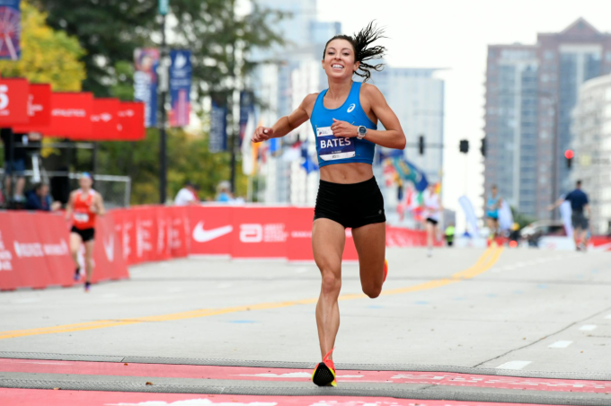 Emma Bates về nhì tại Chicago Marathon 2021. Ảnh: AP
