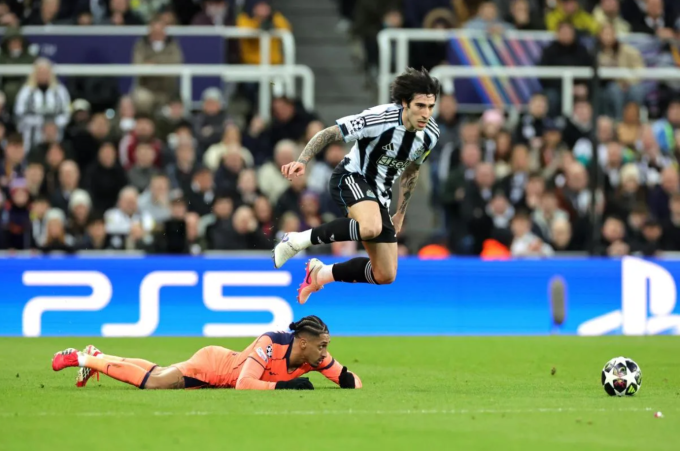 Sandro Tonali (trên) tranh chấp bóng với Raphinha trong trận Newcastle hòa Barca 1-1 ở lượt đi vòng play-off Champions League trên sân St. James Park, Newcastle, Anh ngày 10/3/2026. Ảnh: Yahoo Sports
