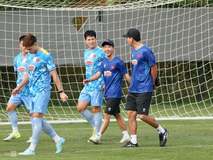 Trung vệ Trần Đình Trọng (thứ ba từ phải sang) trao đổi với HLV Kim Sang-sik (phải) ở buổi tập của đội tuyển Việt Nam tại Trung tâm đào tạo bóng đá trẻ Việt Nam (VYS) ở Hà Nội chiều 24/3/2026. Ảnh: Hiếu Lương