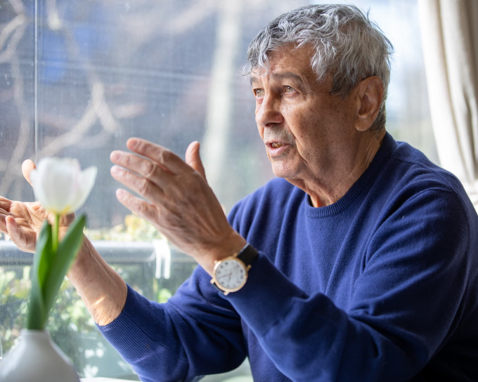 HLV Lucescu trò chuyện cùng phóng viên của tờ The Guardian (Anh) vào tháng 3/2026.