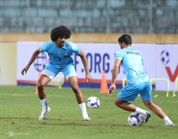 Tiền vệ Hamza Choudhury (trái) ở buổi tập của đội tuyển Bangladesh tại sân Hàng Đẫy ở Hà Nội ngày 25/3/2026. Ảnh: Hiếu Lương