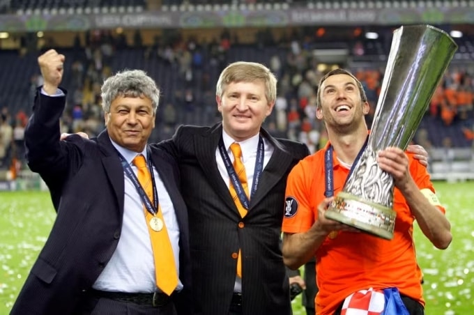 Thành công lớn nhất của Lucescu (trái) là giúp Shakhtar vô địch UEFA Cup (tiền thân của Europa League) năm 2009.